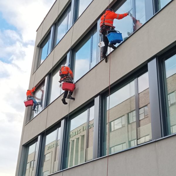 Mytí oken Gennet Pha